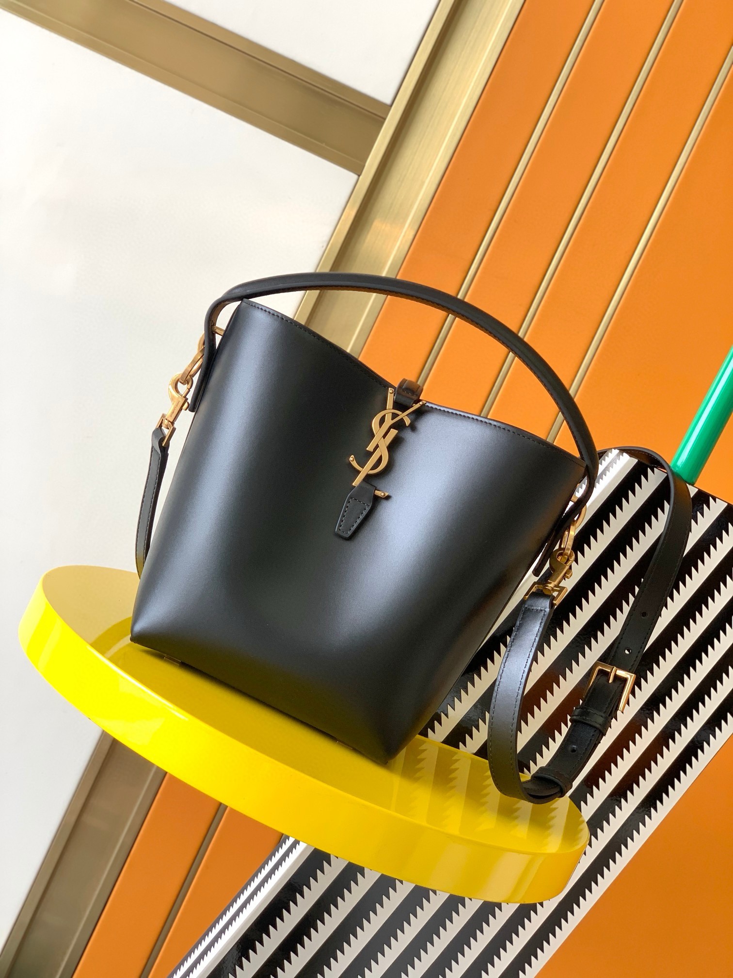 Le 37 Small Leather Bucket Bag in Black - Saint Laurent